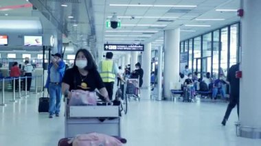 6 Aralık 2022: Donmuang Havaalanı, Bangkok, Tayland: Açık ülke havaalanının kalkış salonunda yürüyen çok sayıda yolcu kalabalığı