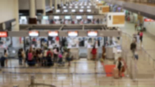 Soustředění Rozmazané Lidí Přeplněné Osobní Linky Letišti Čekání Check Přepážce — Stock video