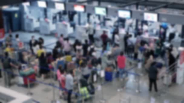 空港内の混雑した乗客の線がぼやけていることに焦点を当て カウンターエリア オープン国 出発時の国際空港の群衆でチェックホールでチェック — ストック動画