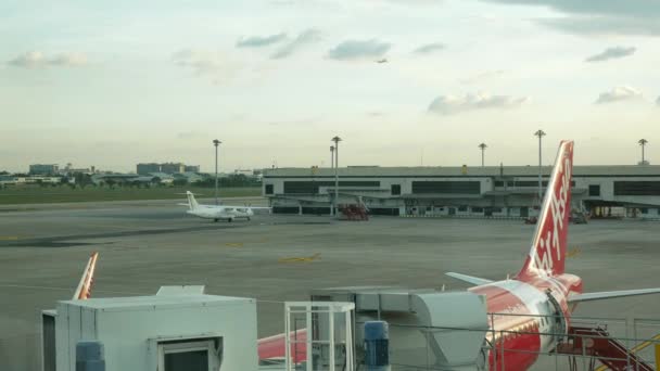 2022年12月6日 ドンムアン空港 バンコク 空港ベイエリア内のエアバスA320便 日没時空地上サービス — ストック動画