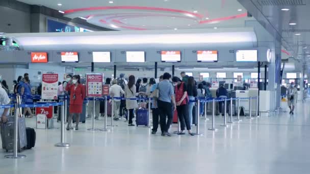 2022年12月6日 バンコクのドンムアン空港発 空港内の混雑した旅客線待避 カウンターエリア 開放国 国際空港内の混雑状況の確認出発ホール — ストック動画