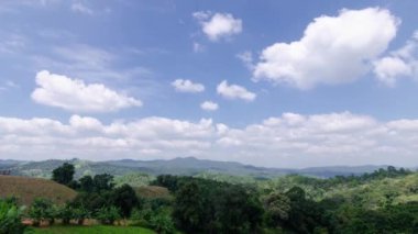 Bulutlu doğal kış dağları manzarası. Flores tropikal cenneti. Dağ sırası açık mavi gökyüzü altında, Aerial View. Manzaralı Gün Işığı