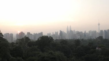 Kuala lumpur şehir merkezi şehir merkezinin manzara manzarası. Birçok gökdelen binası var. Günbatımı vanilyalı, güneşli, güzel gökyüzü, KL manzaralı modern tarz kuleler.