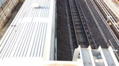 Japonya demiryolu üzerinden tepeden aşağıya, tren hareket halinde, Japonya 'da kışın toplu taşıma araçları var.