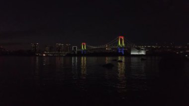 Günbatımı gökyüzü manzarası Tokyo Körfezi üzerinde gökkuşağı köprüsü ve Tokyo şehri arka planda, gün batımı güzel gökyüzü