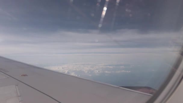白天从机舱内俯瞰天空 飞越云雾 透过窗户俯瞰天空 — 图库视频影像