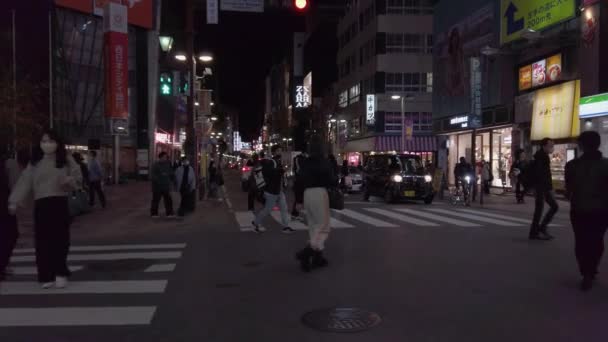 2022年11月17日 日本福冈 福冈天津市市区慢行过马路 夜间繁忙时间过马路 — 图库视频影像
