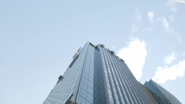 Крупним Планом Стрічковий Знімок Сучасного Скляного Фасаду Офісної Будівлі Діловому — стокове відео