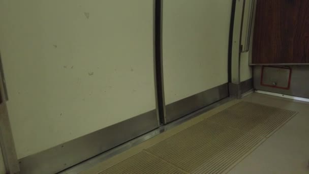 2022年11月17日 日本福冈 从乘客内部俯瞰地铁车门 同时开门和乘客从列车到地铁站月台 公共交通 — 图库视频影像