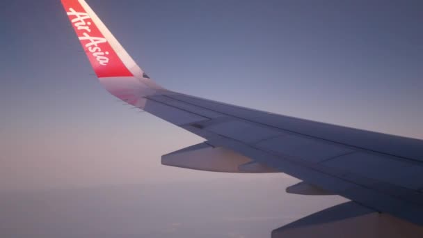 2022年11月13日 日本福冈 从内部的Airasia A320新飞机机舱通过窗户飞越福冈客田市时 可以看到机翼 — 图库视频影像