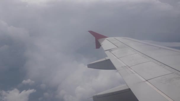 Över Himlen Genom Plana Fönster Medan Flyger Över Fluffiga Moln — Stockvideo