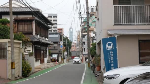 2022年11月17日 福岡市 昼間の自動車や人の往来広告看板や看板のある近代的な建物の中で福岡の藤崎地区 日本のストリートビュー — ストック動画