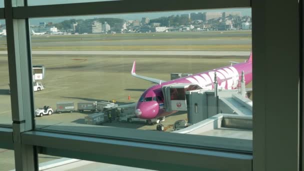 2022年 昭和7年 11月18日 福岡空港 朝日を浴びながら朝空港で運航する飛行機 — ストック動画