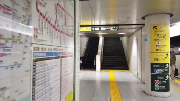 2022 Janeiro Tóquio Japão Vista Metrô Enquanto Chega Plataforma Estação — Vídeo de Stock