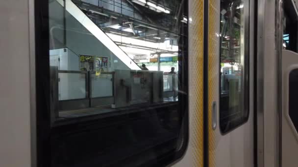 Januari 2022 Tokyo Japan Till Dörren Inifrån Pendlaren Tåget När — Stockvideo