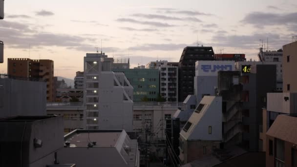 2022年11月15日 福岡県 日の出早朝の空を望む博多の住宅街区の景観 福岡エリアの日の出の街並み — ストック動画