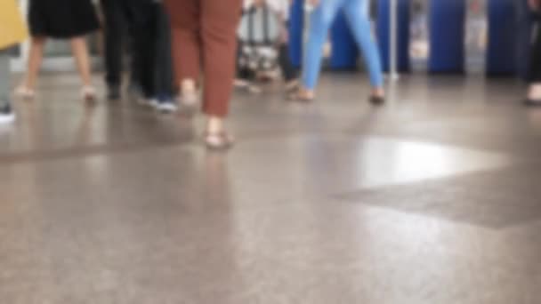 Defocused Blurred Low Angle View Feet Crowd People Moving Travel — Stockvideo