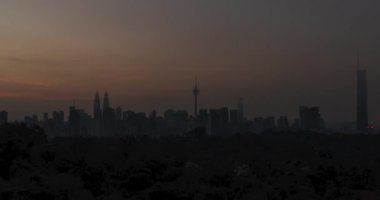 Kuala lumpur şehir merkezinin zaman çizelgesi şehir merkezi bölge bölgesi birçok gökdelen binası yüksek modern stil kuleleri güzel günbatımı gündoğumu aydınlatma gökyüzü, KL manzarası