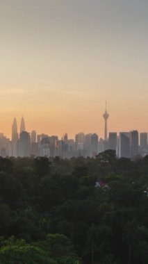 Kuala lumpur şehir merkezi şehir merkezinin dikey zaman çizelgesi. Birçok gökdelen binası var. Günbatımında güzel bir günbatımında günbatımı gökyüzü ve KL manzarası olan modern tarz kuleler.