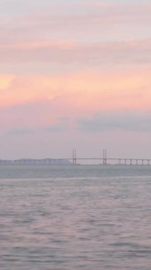 Penang Köprüsü üzerinde Penang adasını birleştiren düşey Timelapse bulutlu güneş ışığı günbatımı gökyüzü saatiyle, Malezya 'nın ünlü simgesi, ulaşım köprüsü