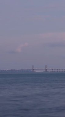 Penang Köprüsü üzerinde Penang adasını birleştiren düşey Timelapse bulutlu güneş ışığı günbatımı gökyüzü saatiyle, Malezya 'nın ünlü simgesi, ulaşım köprüsü