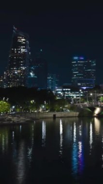 Singapur marina körfezi bölgesinin dikey zaman çizelgesi yüksek gökdelen binaları ve cadde trafiği, Singapur 'un ünlü gece manzarası, Singapur şehri manzarası