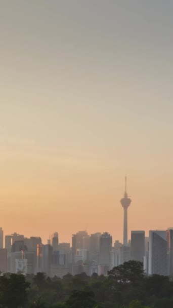 超高層ビルが立ち並ぶクアラルンプール市内中心部中心部中心部地区の垂直時間経過風景美しいバニラの日の出夕暮れの空 Klの風景と現代的なスタイルの塔 — ストック動画