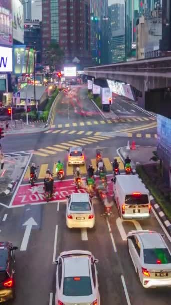 2022年8月16日 马来西亚吉隆坡 城市商业区商业区商业区商业区街道的垂直时间点亮视频 日落时有一些Kl交通 长期暴露 现代城市市区 — 图库视频影像