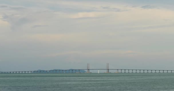 在槟城大桥上空 时间流逝的云彩落日在连接槟城与落日香草天空的海洋上 是马来西亚人著名的地标 是一座运输桥 — 图库视频影像