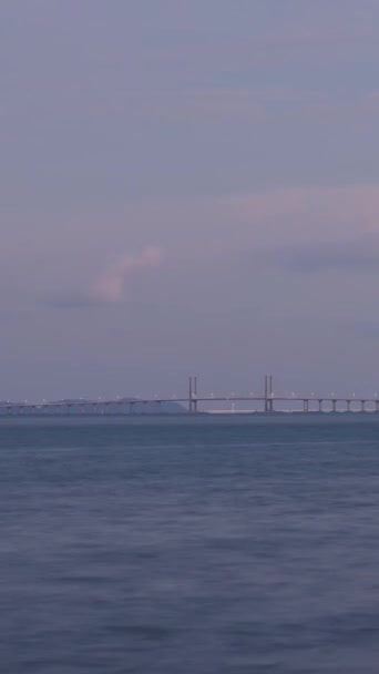 Vertical Timelapse Raio Sol Nublado Sobre Penang Bridge Sobre Oceano — Vídeo de Stock
