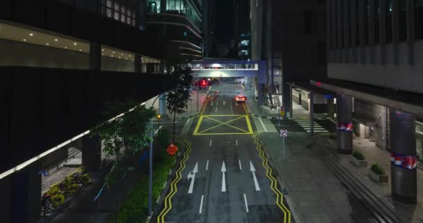 时光流逝的视频之夜照亮了城市商业区商业区的小街道 一些交通造成了长时间的灯火通明 现代城市商业区时间流逝的背景 — 图库视频影像