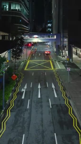 垂直タイムラプスビデオナイト交通量のあるダウンタウン金融街の小さな通りの道路の照明は長い光の露出を作成し 現代都市中心街タイムラプスの背景 — ストック動画