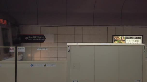2022年11月17日 日本福冈 通勤Jr列车抵达火冈桥口站地铁站 — 图库视频影像