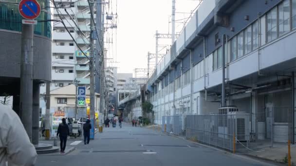 2022年 昭和7年 11月17日 福岡市 Jr線近くの近代建築物の中でも 昼間は車や人の往来が見られる通り 日本の街並 — ストック動画
