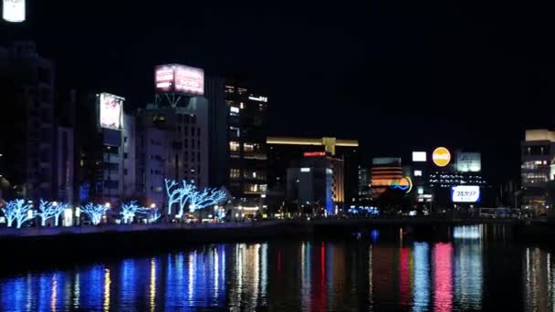 2022年11月17日 日本福冈 现代建筑的景观图 其广告牌和广告牌都在蓝天之下 日本夜间景观图 — 图库视频影像