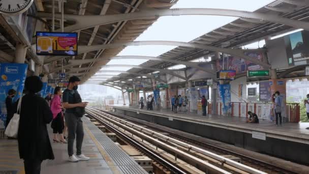 2022年 2022年 11月2日 バンコク 大都市圏のBtsスカイトレインの線路ホームシステムを表示し 一部の旅客が駅まで列車が到着するのを待っている — ストック動画