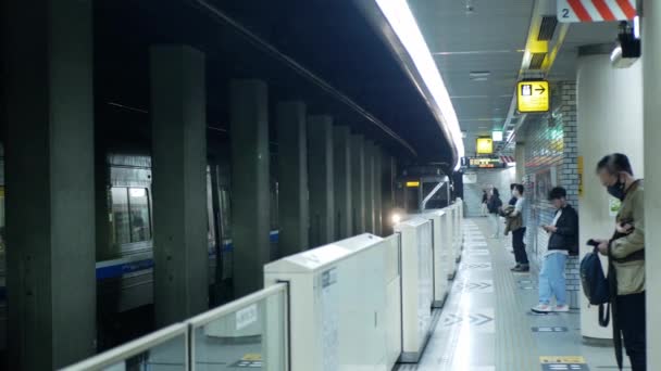 November 2022 Fukuoka Japan Passenger Waiting Platform Subway Train Station — Stock video