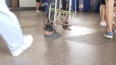 10 Aralık 2022: Bangkok, Tayland: BTS taşımacılık istasyonu gökdelen kapısına koşan insanların alçak açılı görüntüsü, kalabalık saatlerde, yaya manzaralı toplu taşıma