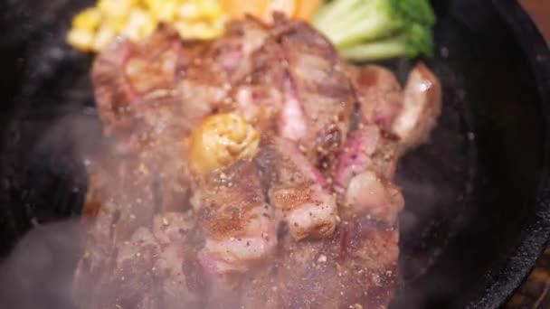 Close Cooked Delicious Sirloin Steak Served Hot Pan Plate Roasted — Vídeo de stock