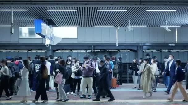 Ноября 20222 Фукуока Япония Многие Пассажиры Ждут Платформе Японском Метро — стоковое видео