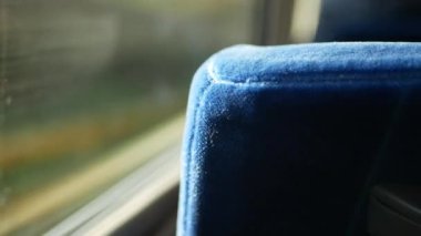 Otobüsteki koltuğa seçici odaklanma görüntüsü, güneş ışığı pencereden içeri girerken Mountain Range Hill 'e çıkarken, doğal seyahat tatil arka planı.