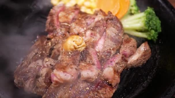 Close Cooked Delicious Sirloin Steak Served Hot Pan Plate Roasted — 图库视频影像