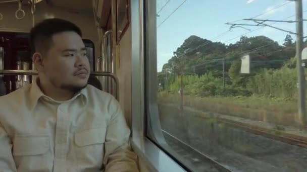 Азиатский Человек Помощью Смартфона Время Езды Поезде Метро Общественного Транспорта — стоковое видео
