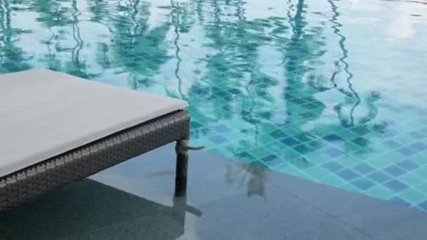 View Sunbed Beach Chair Swimming Pool Summer Daytime Relaxing Resort — Vídeos de Stock