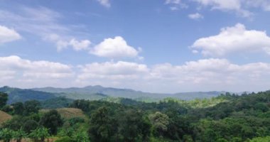 Bulutlu doğal kış dağları manzarası. Flores tropikal cenneti. Dağ sırası açık mavi gökyüzü altında, Aerial View. Manzaralı Gün Işığı