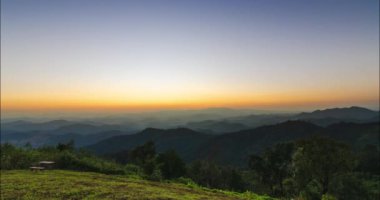 Zaman kavramına göre, kış mevsiminde güneş batıyor. Bulutlu bir sis var. Flores tropikal cenneti. Dağ Sırası Silueti Gün Doğumu Günbatımı Hava Görüntüsü. Manzaralı Gün Işığı