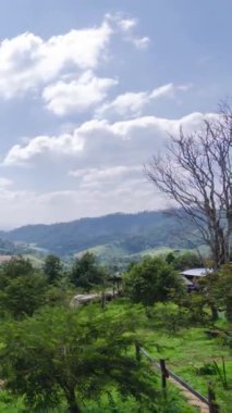 Bulutlu doğal kış dağlarının dikey görüntüsü. Flores tropikal cenneti. Dağ sırası açık mavi gökyüzü altında, Aerial View. Manzaralı Gün Işığı