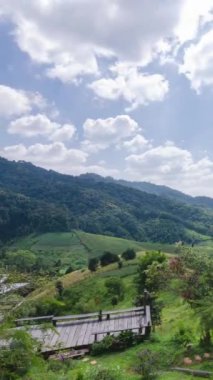 Bulutlu doğal kış dağlarının dikey görüntüsü. Flores tropikal cenneti. Dağ sırası açık mavi gökyüzü altında, Aerial View. Manzaralı Gün Işığı