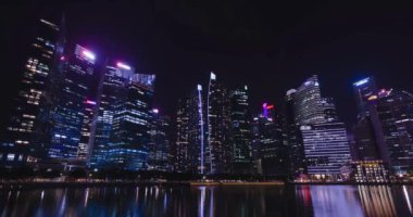 Yüksek gökdelen ofis finans kulesinin gece vakti Singapur 'daki merkezi iş bölgesi binasının, modern Metropolis şehir merkezi binasının hızlandırılmış görüntüsü