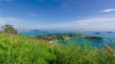Yaz tatilinde, Tayland 'ın güneyinde güneşli bir günde okyanus denizindeki dağ adasının doğal deniz manzarası.